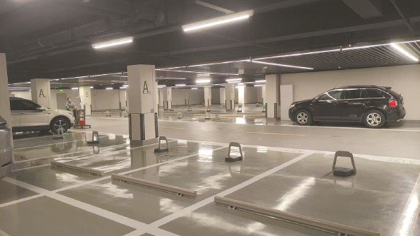             小区停车场  受访者供图          