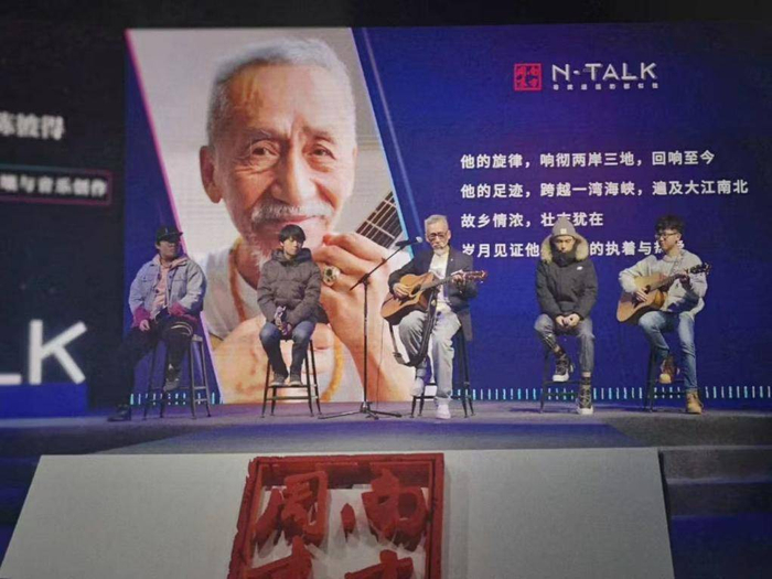 2019年1月12日，陈彼得在成都参加活动，与同学们合作演出《游子吟》。（新华社发，唐智崴供图）