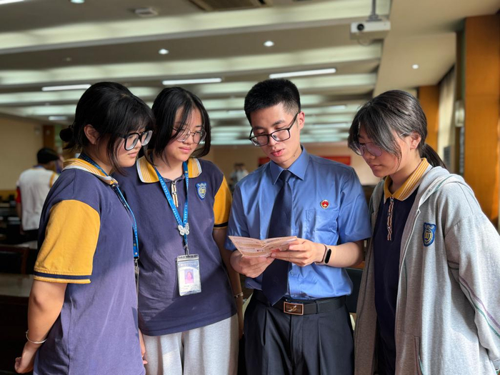 江阴市检察院工作人员向学生进行反诈宣传。（江阴市检察院供图）