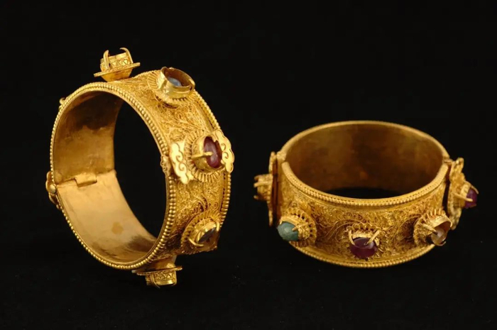 湖北省博物馆藏明金镶宝石镯。鲁黎供图