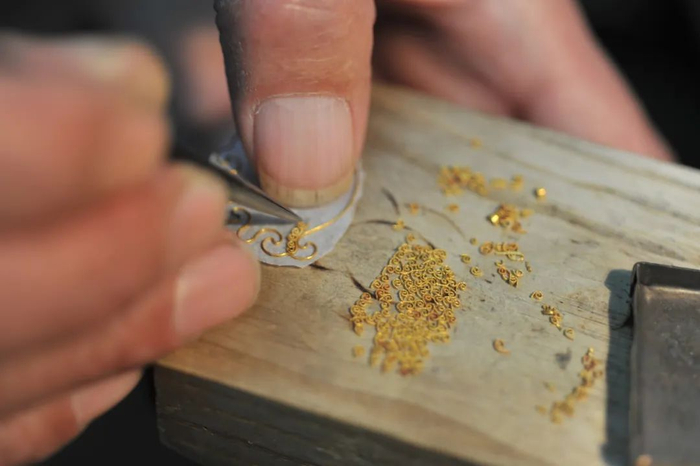 花丝工艺中的掐丝填丝步骤。潘妙供图