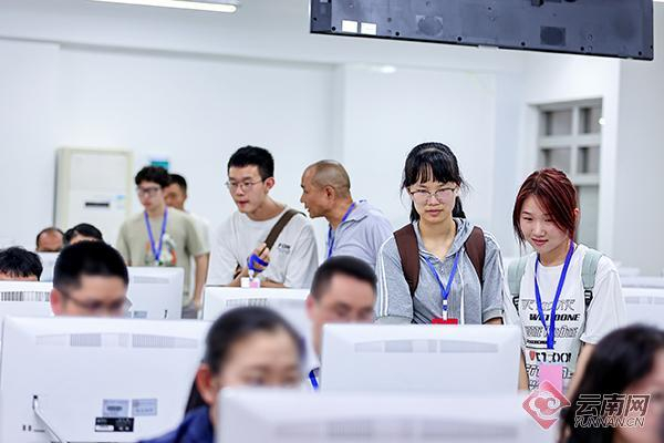 考生及家长代表参观评卷工作。云南日报 胡妤雅 摄