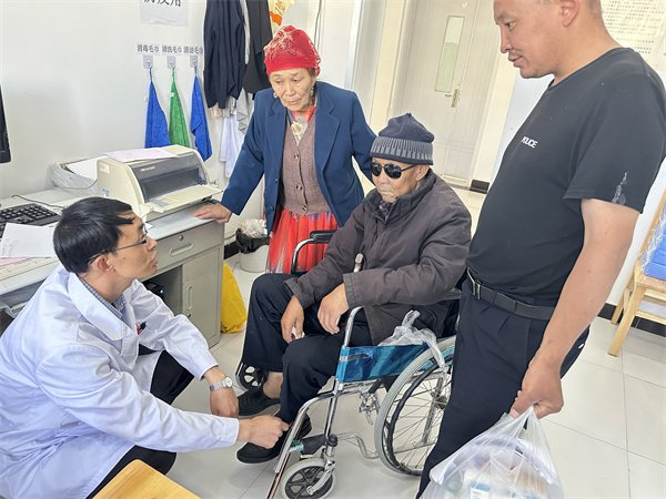 江苏援疆医生为受伤牧民诊疗（央广网发  受访者供图）