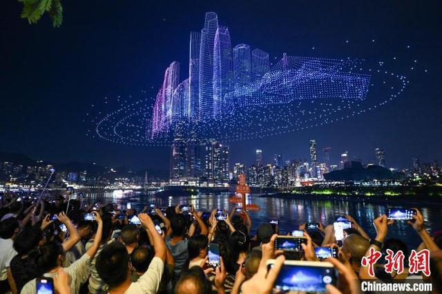 6月17日晚，“魅力重庆”无人机灯光秀正在上演。中新社记者 何蓬磊 摄