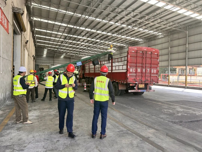 ▲客户生产的白糖正在出库