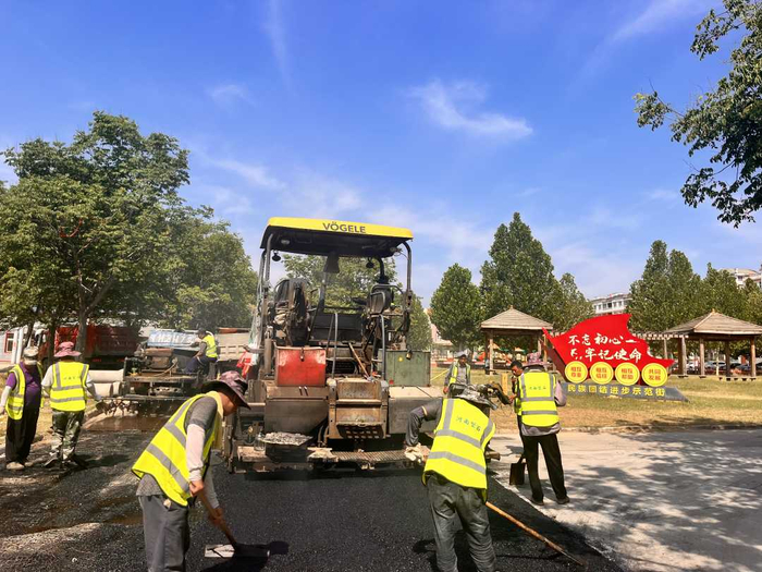 马村区城区中兴路中段片区低洼易涝排水管网建设项目施工现场繁忙。 王颖摄