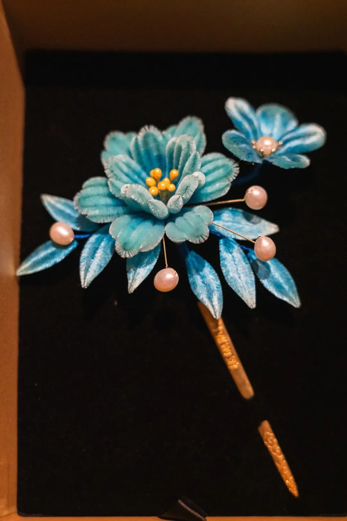 南京博物院非遗馆展示的绒花作品。陈晓蓉 摄