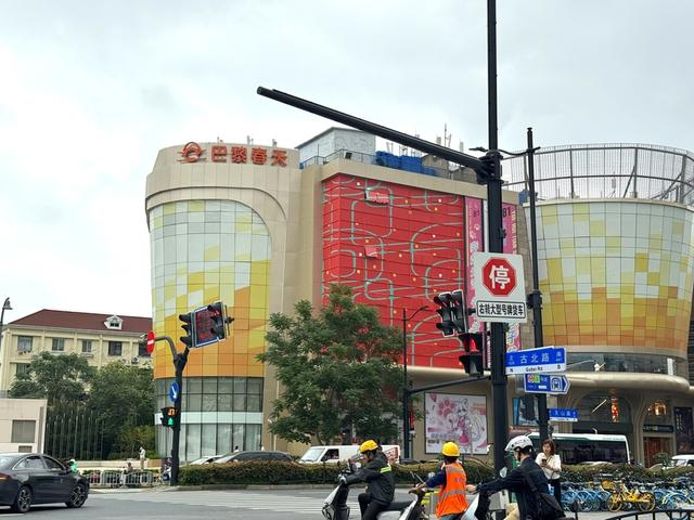 巴黎春天·悦汇天山 舒抒 摄