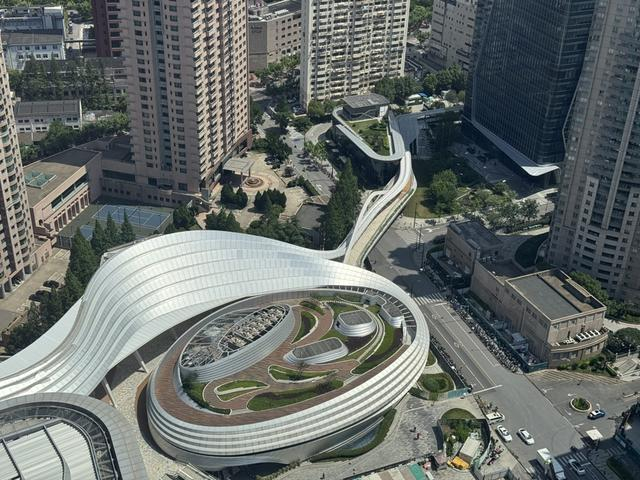 徐家汇中心连廊 舒抒 摄