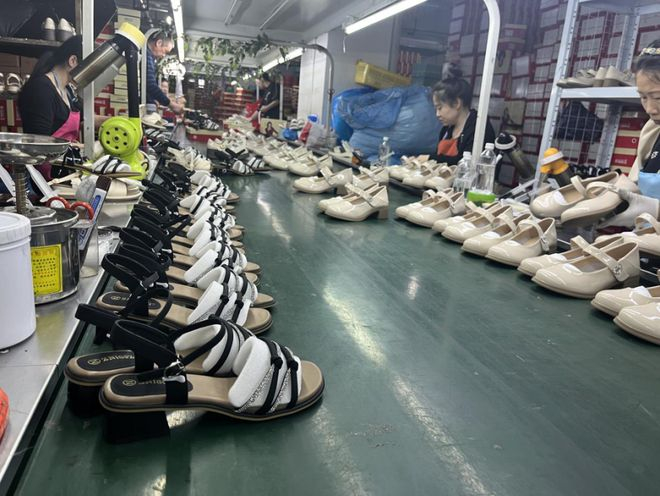 图：工人们正在赶制女鞋（受访者供图）