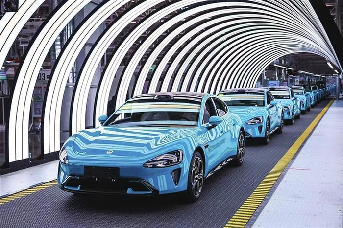     小米汽车超级工厂正在成为一些市民的周末旅游目的地  （小米汽车供图）    