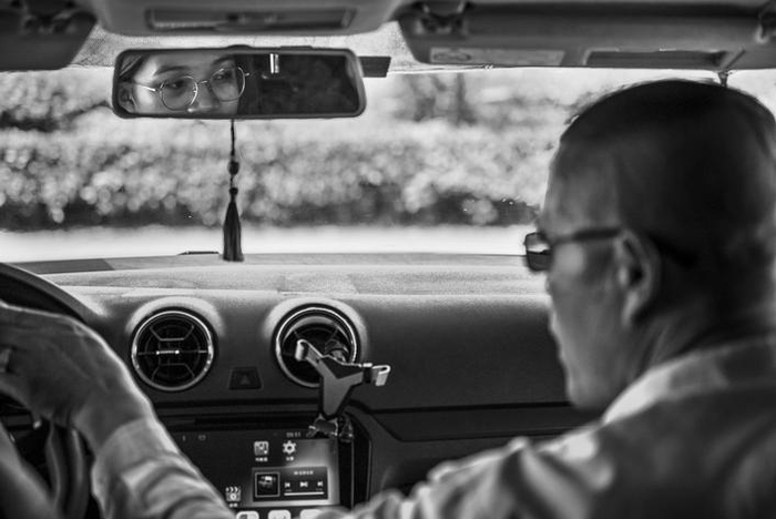 　　昨天，在嘉兴国鸿驾校，学员在教练的指导下进行倒车入库、侧方位停车等练习。