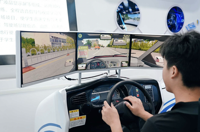 虚拟现实工程技术中心，学生在汽车模拟驾驶器上实训。