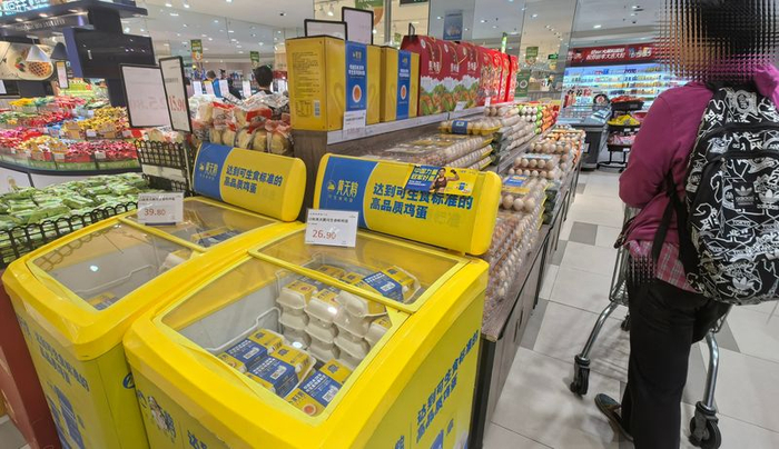 北京一家超市内，黄天鹅冷柜旁是常温放置的可生食鸡蛋礼盒。 新京报记者 王思炀 摄