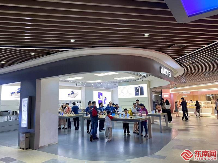 华为销售门店，不少消费者在选购电子产品。