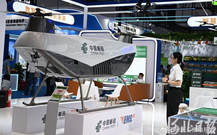 6月16日，在2025年廊坊经洽会降低全社会物流成本场景展区，观众在参观一架纵列式双旋翼无人机。河北日报记者赵永辉摄