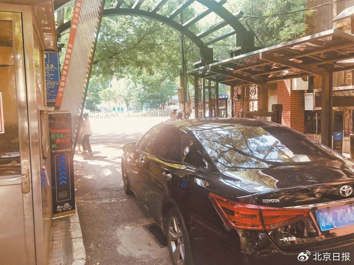 车辆抬杆大多有电子显示屏，居民认为语音播报大可不必。