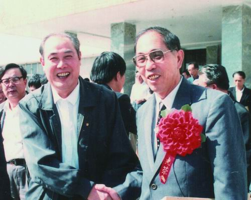 1992年，余永富（右）接受冶金部表彰。