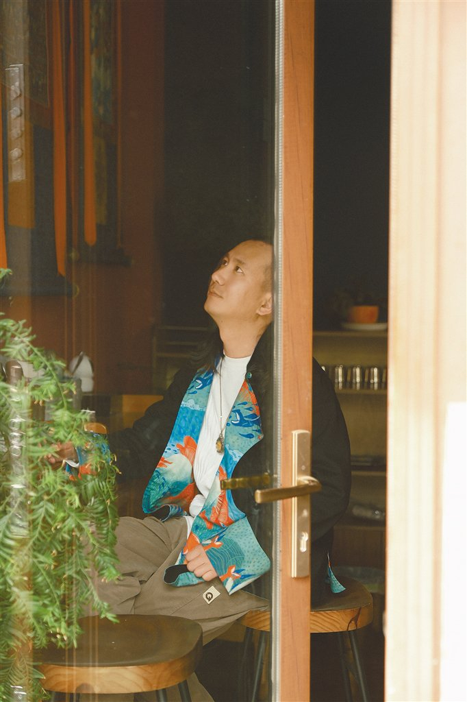 米书认真学习（观赏）唐卡作品。