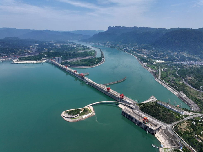 这是2025年6月10日在湖北省宜昌市秭归县拍摄的三峡枢纽（无人机照片）。新华社发（王辉富摄）