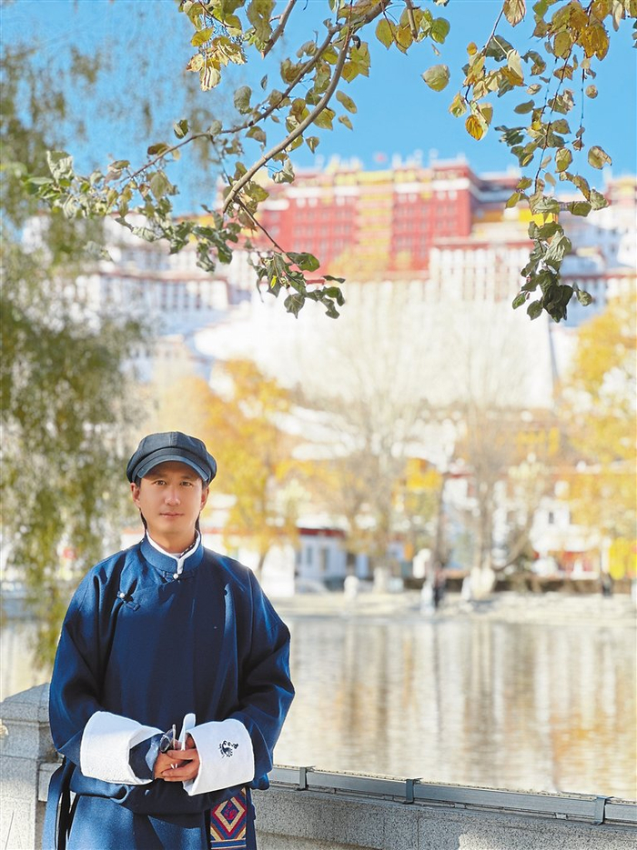 毕业后，米书到布达拉宫广场拍照留念。