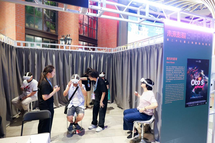 观众戴上头显体验 图据主办方