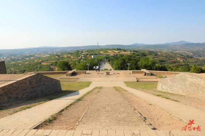 俯望三门遗址、北司马门遗址、享殿遗址。