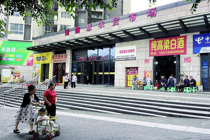     新建的农贸市场门可罗雀
