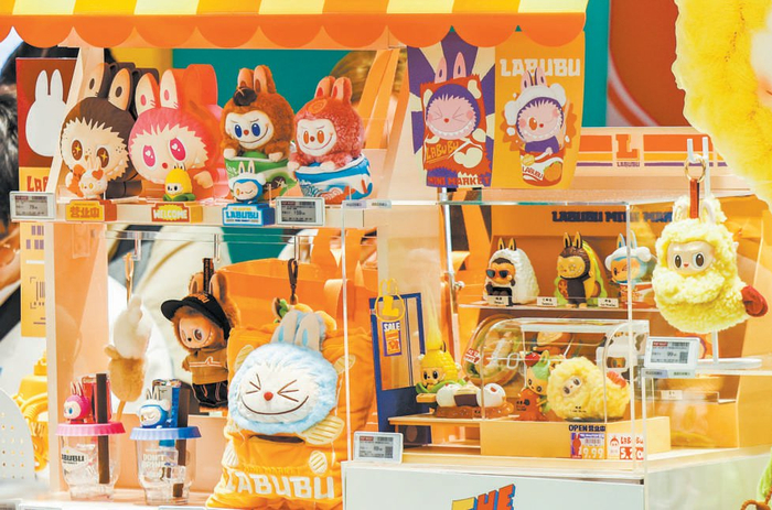 　　LABUBU形象产品。 本报记者 邓伟摄