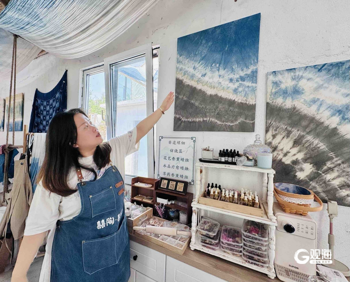 刘烁介绍青岛山海系列挂画。