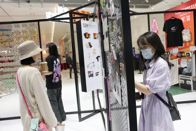 观众在上海影城SHO官方文创快闪店挑选文创。赖鑫琳 摄 