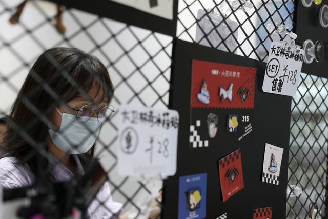 观众在上海影城SHO官方文创快闪店挑选文创。赖鑫琳 摄 