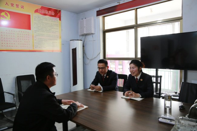 2023年4月，承办检察官向案涉居委会工作人员了解案情。