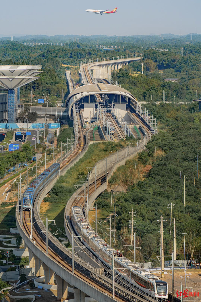 ▲轨道交织纵横，飞机划破长空，四周绿意葱茏 摄影：伏若辰