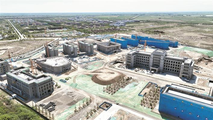     6月17日，航拍胡杨河职业技术学院（一期）项目施工现场。    兵团日报常驻记者  张婷婷  通讯员  徐玥  摄