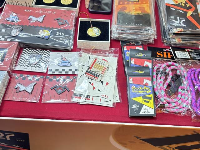 大光明电影院现场销售的官方文创产品。 阮佳雯 摄