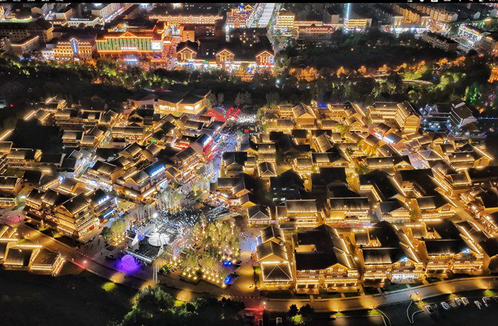 夜色中的长白山恩都里文旅社区。人民网记者 李洋摄