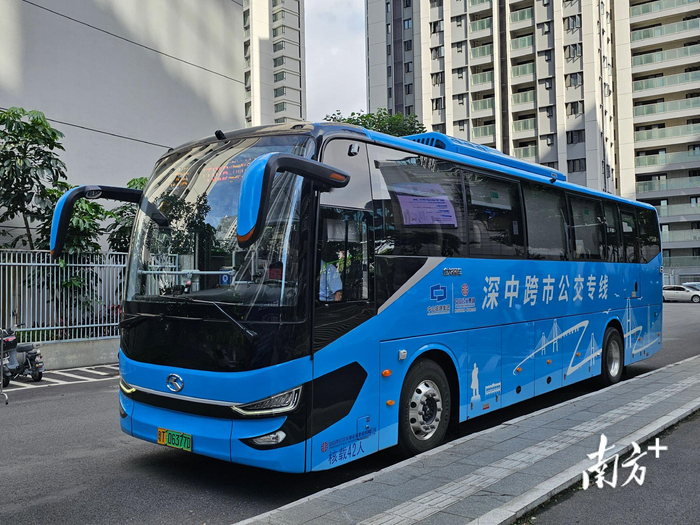 深中跨市公交班车从中山国际人才港站开出。