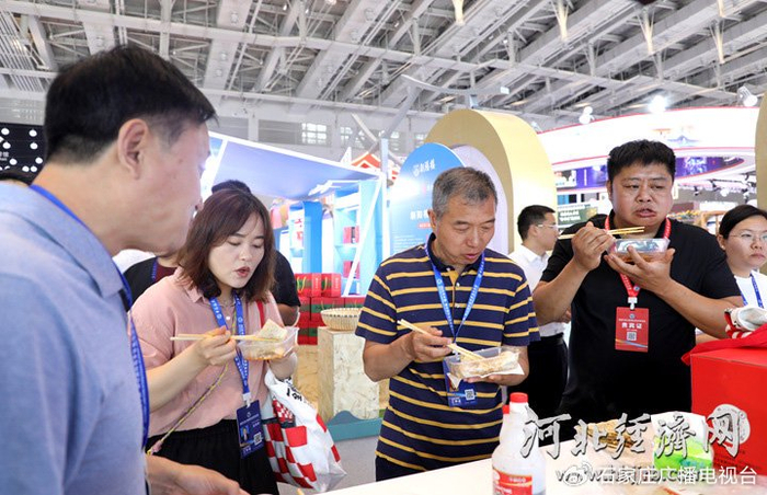 观众品尝香河肉饼。河北经济日报记者 烟成群 摄