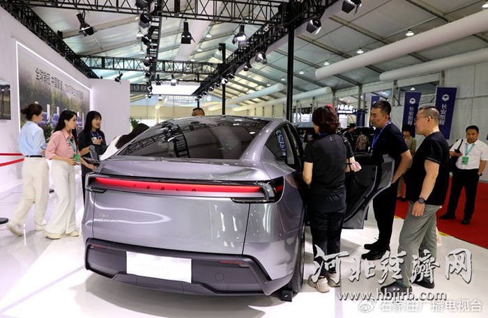 新能源汽车展，观众挑选新车。河北经济日报记者 烟成群 摄