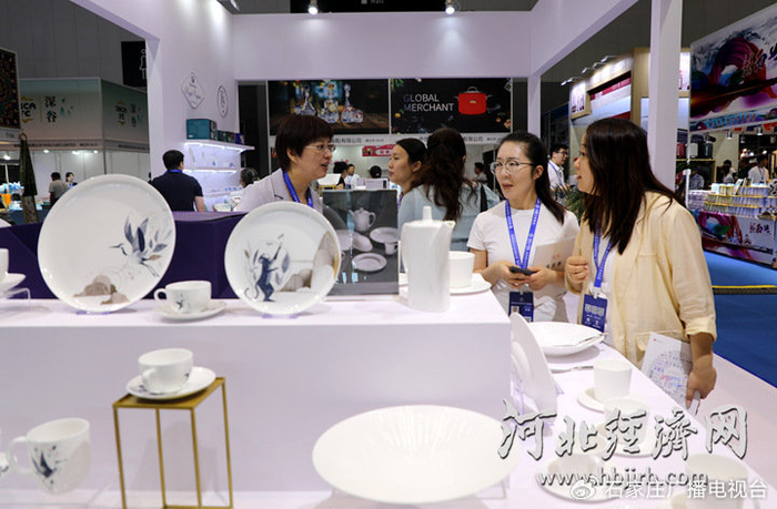 石家庄市矿区华康瓷业有限公司推出多个瓷器新品。河北经济日报记者 烟成群 摄