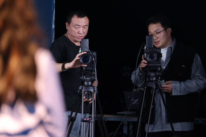 该直播间的主机位和特写机位均使用EOS C80电影摄影机