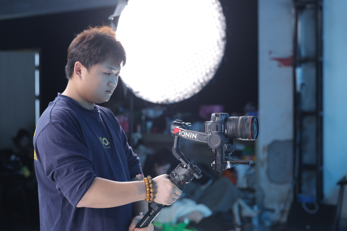游击位摄影师名俊使用EOS R5 Mark II捕捉主播精彩画面