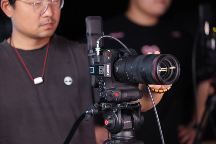 直播间工作人员操作设备