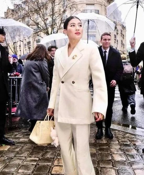 ▲泰国公主拎着挂有Labubu的爱马仕铂金包现身巴黎时装周