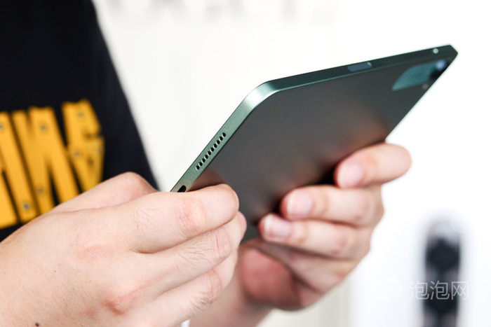 扬声器设计在两侧上方，双手握持不会阻挡