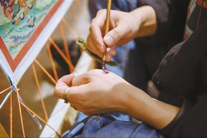 米书正在手背上调试颜料。