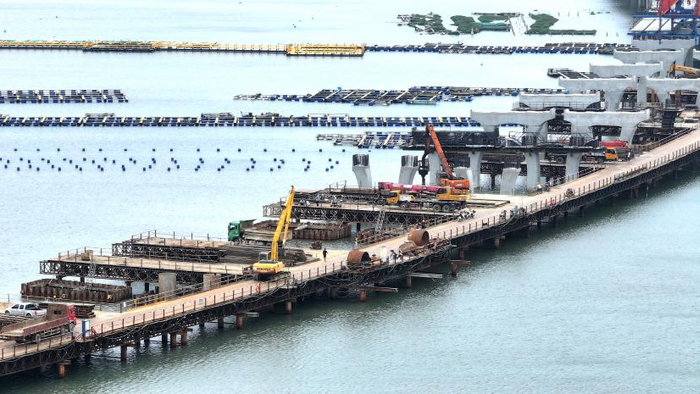 6月12日，福建省莆田市国道G228线荔城北高冲沁至秀屿埭头后海（海堤段）工程后海特大桥施工现场一派繁忙景象。王旺旺摄