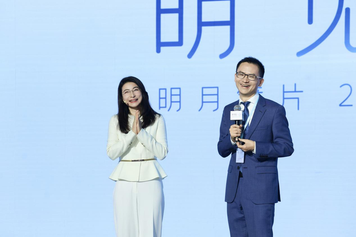 图｜左：跳水奥运冠军、明月镜片代言人郭晶晶 右：明月镜片常务副总裁曾哲