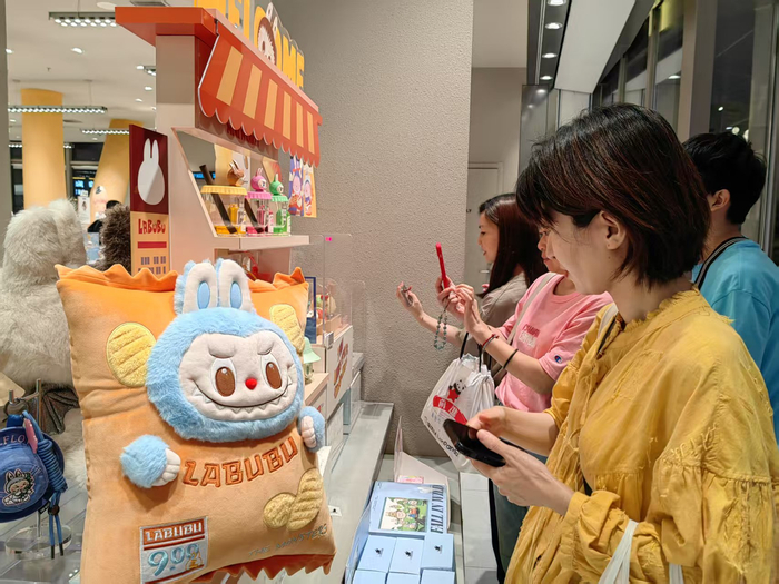 门店内的Labubu玩偶已售罄，消费者只能拍照留念。于玘珺 摄影
